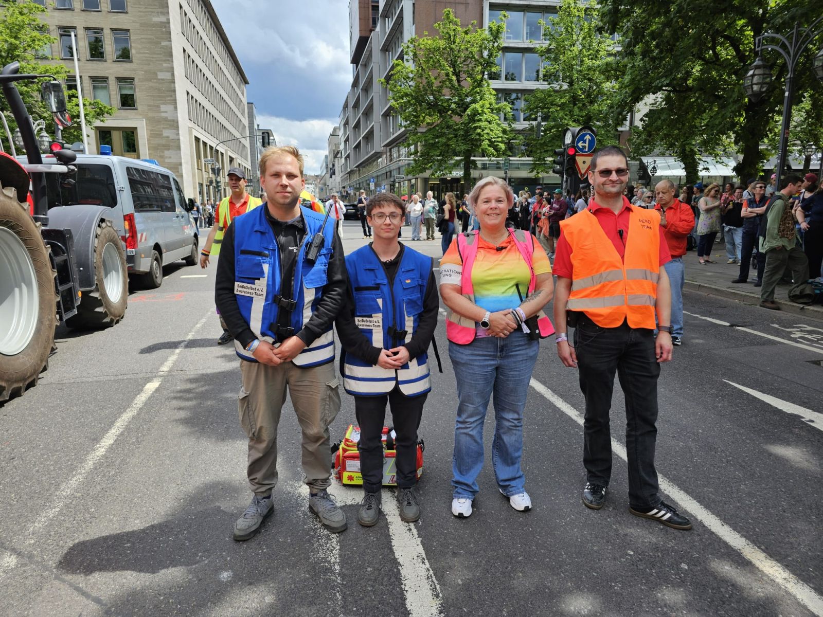 Awareness-Team begleitet den Demonstrationszug beim CSD Düsseldorf 2026