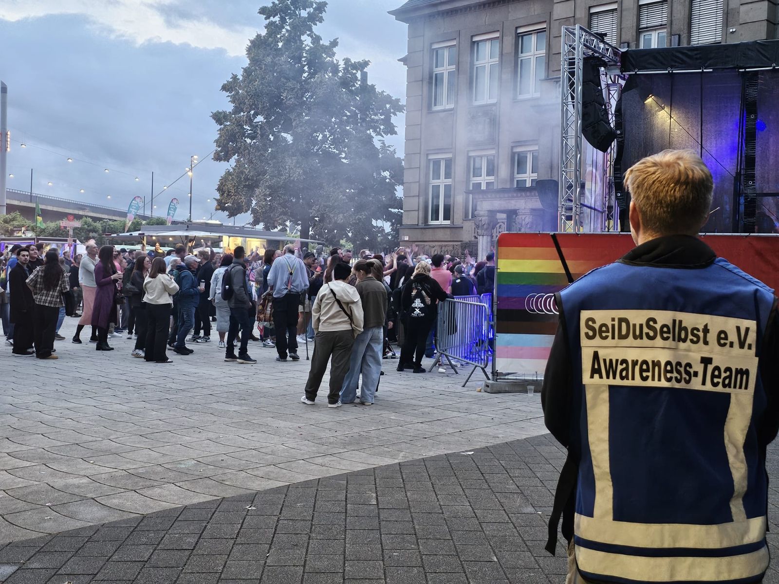 Awareness-Team im Einsatz auf dem Veranstaltungsgelände des CSD Düsseldorf 2026
