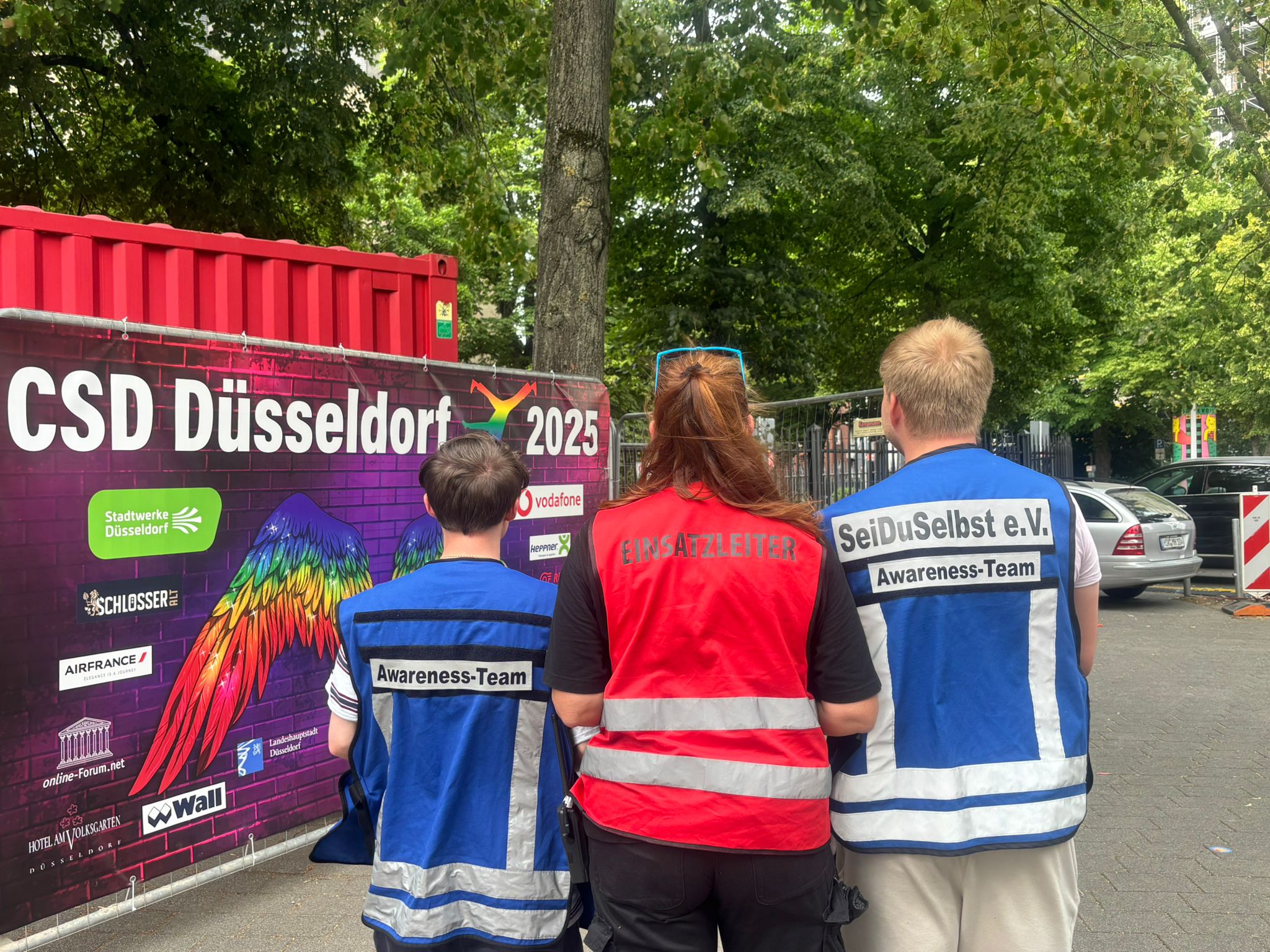 Awareness-Team von SeiDuSelbst e.V. während des CSD Düsseldorf 2025 sichtbar und ansprechbar im Veranstaltungsbereich.