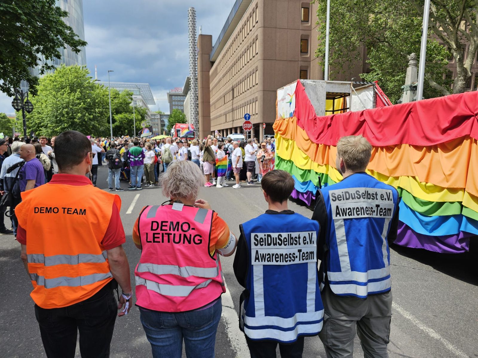 Ehrenamtliche des Awareness-Teams auf dem CSD Düsseldorf 2026