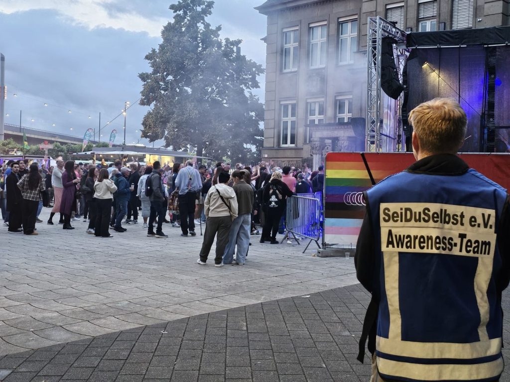 Awareness-Team im Einsatz auf dem Veranstaltungsgelände des CSD Düsseldorf 2026